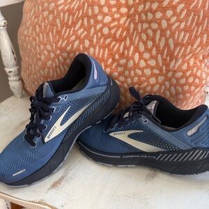 Brooks Women’s Adrenaline GTS 22 Blue Running Shoes